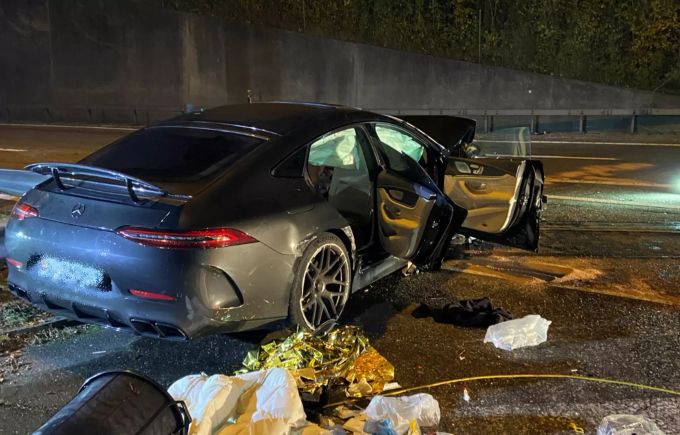 Beim Unfall-Fahrzeug handelt es sich um einen Mercedes AMG. Auto