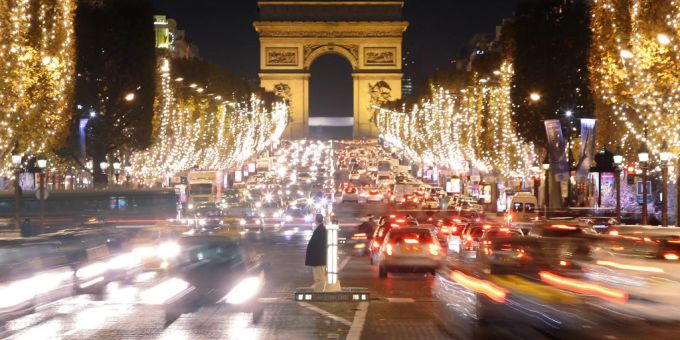 Die weihnachtlich geschmückten Champs-Élysées. (Archivbild) Champs-Élysées