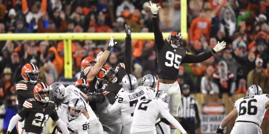 Die Cleveland Browns mussten gegen die Las Vegas Raiders mit dem dritten Quarterback und ohne Cheftrainer Kevin Stefanski antreten. Foto: David Richard/AP/dpa