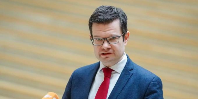 Der neue Bundesjustizminister Marco Buschmann will Verstösse gegen eine mögliche allgemeine Corona-Impfpflicht mit Bussgeldern ahnden. Foto: Kay Nietfeld/dpa Der neue Bundesjustizminister Marco Buschmann will Verstösse gegen eine mögliche allgemeine Corona-Impfpflicht mit Bussgeldern ahnden. Foto: Kay Nietfeld/dpa