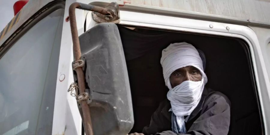 Lkw-Fahrer an der Grenze zwischen Mauretanien und der Westsahara