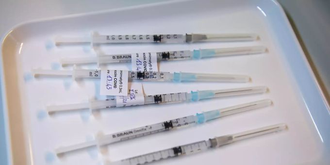 Siringa pronta per la vaccinazione di richiamo per le persone di età superiore ai 65 anni.  (Immagine d'archivio)
