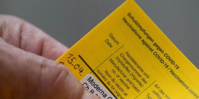 Ein Aufkleber für eine Impfung mit dem Impfstoff Moderna in einem Impfpass. Foto: Marijan Murat/dpa Ein Aufkleber für eine Impfung mit dem Impfstoff Moderna in einem Impfpass. Foto: Marijan Murat/dpa