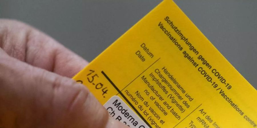 Ein Aufkleber für eine Impfung mit dem Impfstoff Moderna in einem Impfpass. Foto: Marijan Murat/dpa