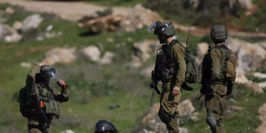 Israelische Streitkräfte gehen während einer Demonstration gegen den Ausbau von Siedlungen im israelisch besetzten Westjordanland in Stellung. Foto: Shadi Jarar'ah/APA Images via ZUMA Wire/dpa/Archiv