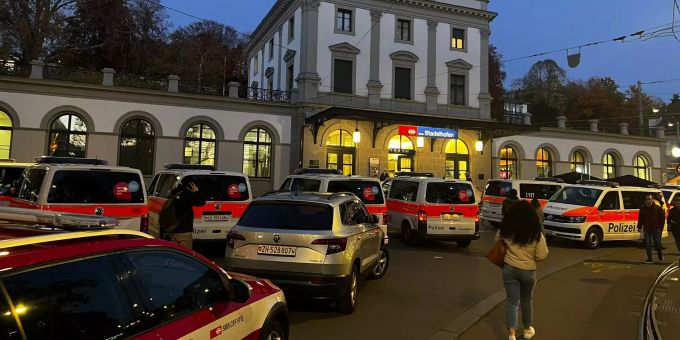 Der Bahnhof Stadelhofen ist abgeriegelt. polizei