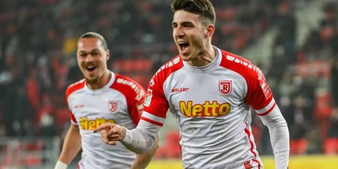 Der Regensburger Torschütze Kaan Caliskaner (r) bejubelt mit Mitspieler Joël Zwarts seinen Treffer zum 2:1. Foto: Armin Weigel/dpa Der Regensburger Torschütze Kaan Caliskaner (r) bejubelt mit Mitspieler Joël Zwarts seinen Treffer zum 2:1. Foto: Armin Weigel/dpa