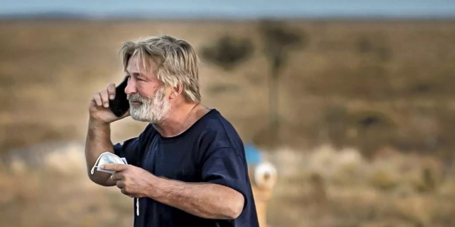 Alec Baldwin telefoniert auf dem Parkplatz vor dem Santa Fe County Sheriff's Office, nachdem er zu dem Vorfall am Set des Films «Rust» am Stadtrand von Santa Fe befragt wurde (Archiv).