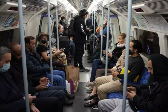 In England muss im öffentlichen Verkehr keine Maske mehr getragen werden. Maskenpflicht