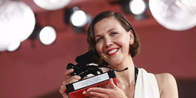 Die US-Schauspielerin Maggie Gyllenhaal tut sich nun auch als Regisseurin hervor. Foto: Joel C Ryan/Invision/AP/dpa Die US-Schauspielerin Maggie Gyllenhaal tut sich nun auch als Regisseurin hervor. Foto: Joel C Ryan/Invision/AP/dpa