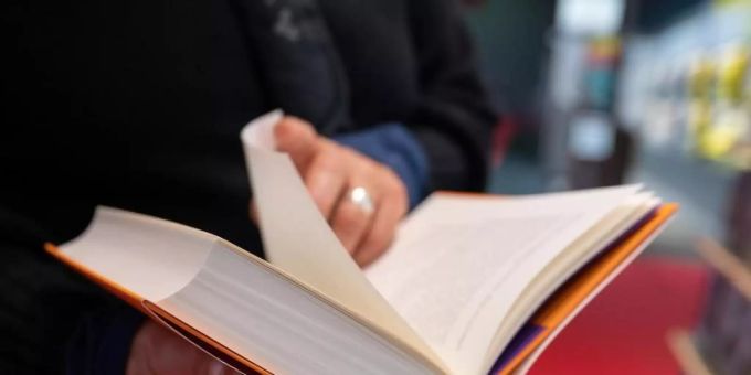 Zu wenig Papier - Verlage fürchten, dass Bücher zu Weihnachten Mangelware werden könnten. Foto: Sebastian Gollnow/dpa Zu wenig Papier - Verlage fürchten, dass Bücher zu Weihnachten Mangelware werden könnten. Foto: Sebastian Gollnow/dpa