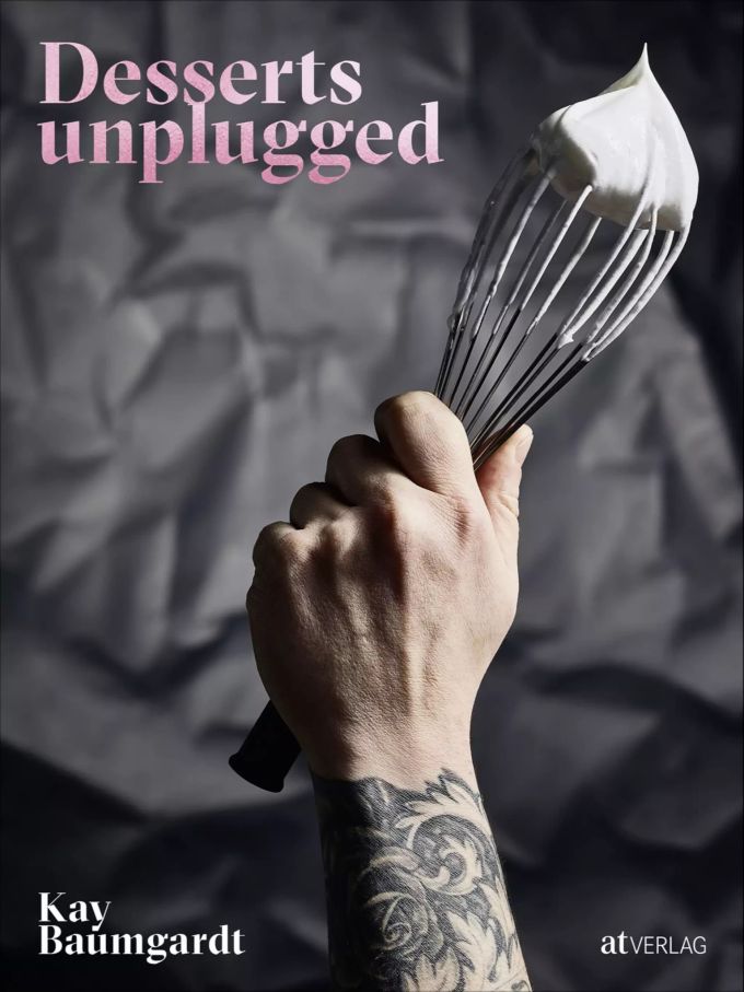 «Dessert unplugged», Kay Baumgardt, AT Verlag, 220 Seiten, 39 Euro (etwa 41 Franken), ISBN 978-3-03902-139-0. Erscheint am 22. November 2021. Hand hält Schneebesen vor schwarzem Hintergrund