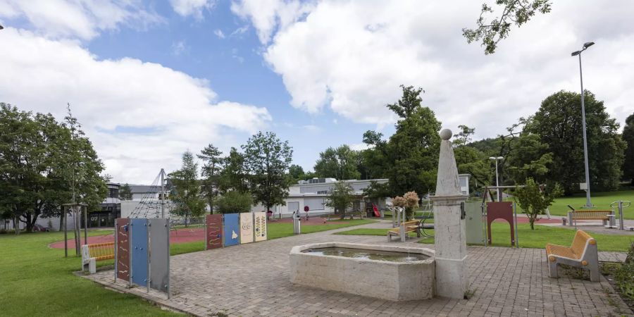 Der Spielplatz auf dem Campus, im Hintergrund das Schulhaus in Breitenbach.