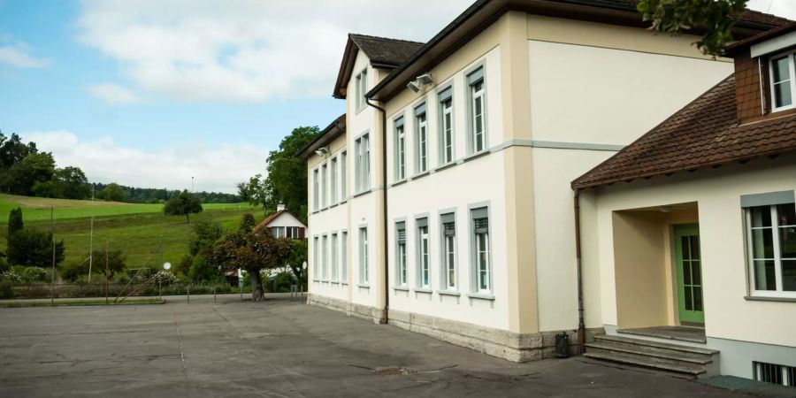 Das Schulhaus in der Gemeinde Herznach.