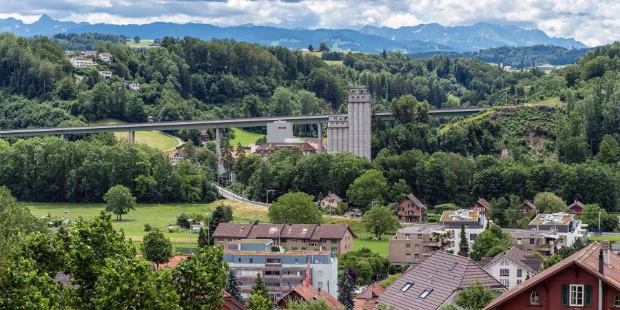 Blick auf Neuenegg. Im Hintergrund die A12 mit dem Autobahnviadukt oberhalb von Flamatt und dem Silo der Mühle Flamatt.