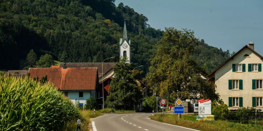 Einfahrtsstrasse Leuggernstrasse nach Leibstadt.