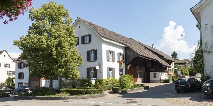 Dorfmuseum Guggerhuus in Ettingen. Ettingen gliederte sich in drei Höfe, dem Oberhof, dem Mittel- oder Pfandhof, sowie dem Niederhof. Dorfmuseum Guggerhuus in Ettingen. Ettingen gliederte sich in drei Höfe, dem Oberhof, dem Mittel- oder Pfandhof, sowie dem Niederhof.