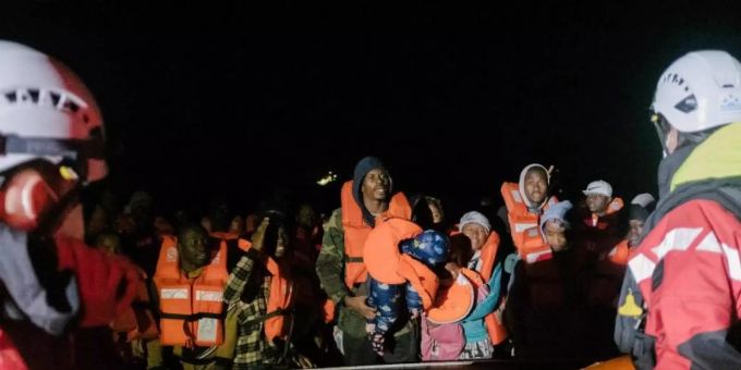 Die freiwilligen Helfer von Sea-Watch retten rund 180 Bootsmigranten im Mittelmeer. Foto: Max Brugger/Sea-Watch/dpa Die freiwilligen Helfer von Sea-Watch retten rund 180 Bootsmigranten im Mittelmeer. Foto: Max Brugger/Sea-Watch/dpa