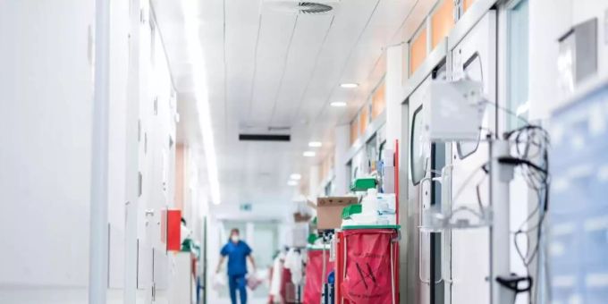 Eine Krankenpflegerin auf der Corona-Intensivstation einer Uniklinik. Bundesweit sind rund 22.300 Pflegestellen nicht besetzt. Foto: Fabian Strauch/dpa Eine Krankenpflegerin auf der Corona-Intensivstation einer Uniklinik. Bundesweit sind rund 22.300 Pflegestellen nicht besetzt. Foto: Fabian Strauch/dpa