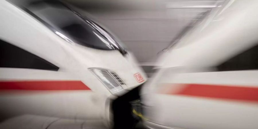 Ein ICE bei der Einfahrt in einen Berliner Bahnhof. Foto: Christoph Soeder/dpa