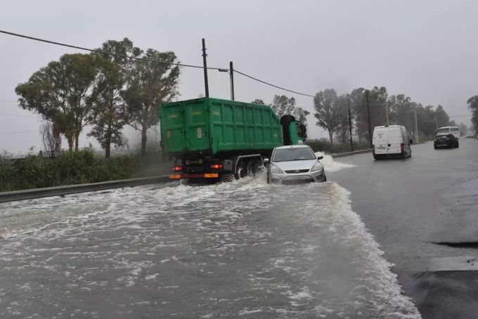 Wegen Unwetter: Überflutete Strasse in Catania Unwetter: Strasse in Catania