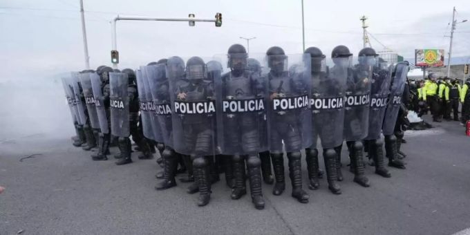 Polizisten rücken in Saquisili gegen Demonstranten vor. Es ist der erste Tag eines landesweiten Generalstreiks gegen den Anstieg der Benzinpreise und die Politik von Präsident Guillermo Lasso. Foto: Dolores Ochoa/AP/dpa Polizisten rücken in Saquisili gegen Demonstranten vor. Es ist der erste Tag eines landesweiten Generalstreiks gegen den Anstieg der Benzinpreise und die Politik von Präsident Guillermo Lasso. Foto: Dolores Ochoa/AP/dpa