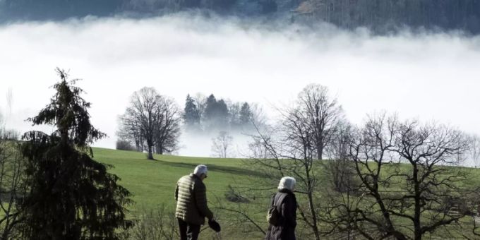 Spazieren war in den Pandemiewochen Anfang Jahr die einzige Fortbewegungsart, die vermehrt ausgeübt wurde. Ansonsten war man in der Schweiz deutlich weniger unterwegs: Im Auto gingen die zurückgelegten Distanzen um ein Viertel, im ÖV sogar um die Hälfte zurück (Archivbild). wandern