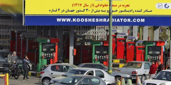 Schlange vor einer Tankstelle in Teheran Schlange vor einer Tankstelle in Teheran