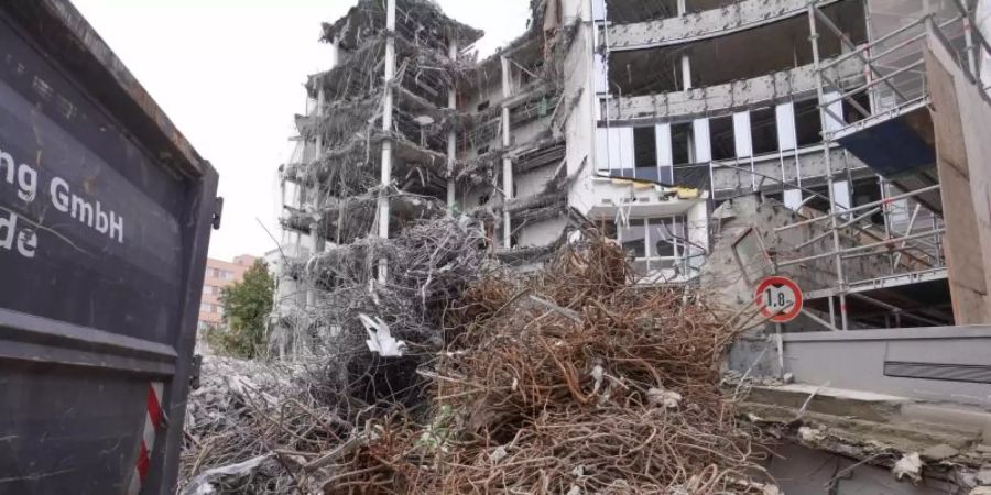Ein Problem sind vor allem sogenannte graue Emissionen: Treibhausgase, die etwa bei der Herstellung und beim Transport der Baumaterialien wie Beton, Stahl und Zement entstehet. Foto: Jörg Carstensen/dpa
