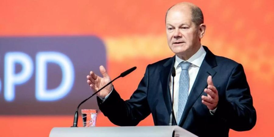 «Die neue Regierung wird im ersten Jahr (...) alle Weichen stellen, damit Deutschland nicht eine Stromlücke hat»: Olaf Scholz spricht beim 7. Ordentlichen Gewerkschaftskongress der IG BCE in Hannover. Foto: Hauke-Christian Dittrich/dpa