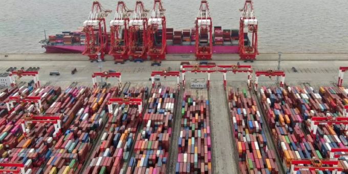 Diese Luftaufnahme zeigt den Yangshan Containerhafen in Shanghai. Foto: Uncredited/Chinatopix via AP/dpa Diese Luftaufnahme zeigt den Yangshan Containerhafen in Shanghai. Foto: Uncredited/Chinatopix via AP/dpa