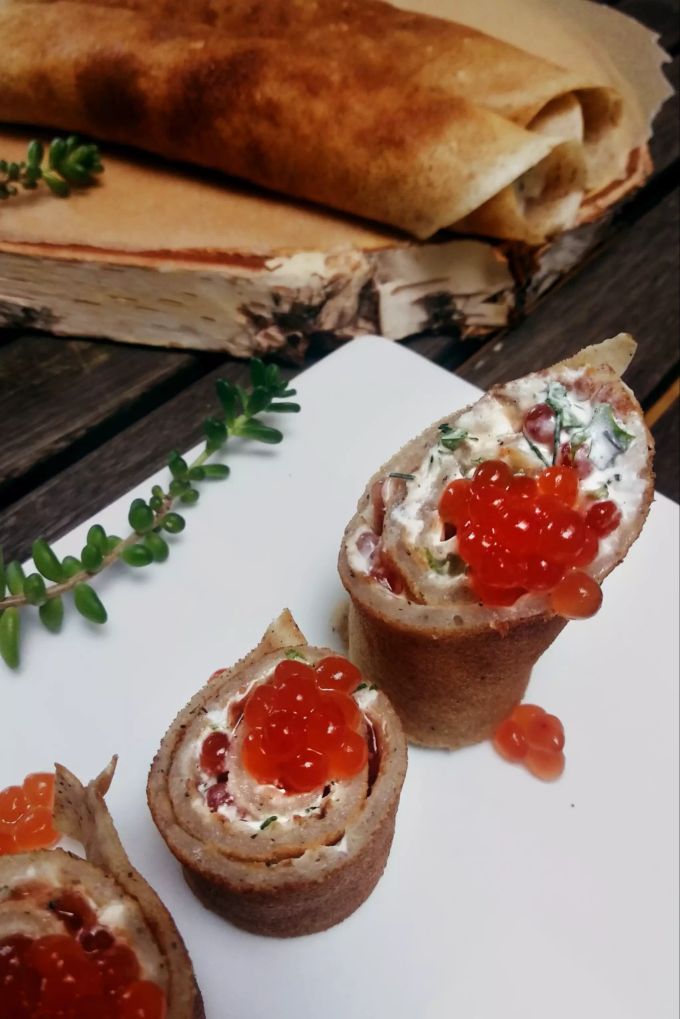Bliniröllchen mit wahlweise echtem oder veganem Kaviar gehören aufs reichhaltige Büfett zum Jahreswechsel in Russland. Blinis mit rotem Kaviar
