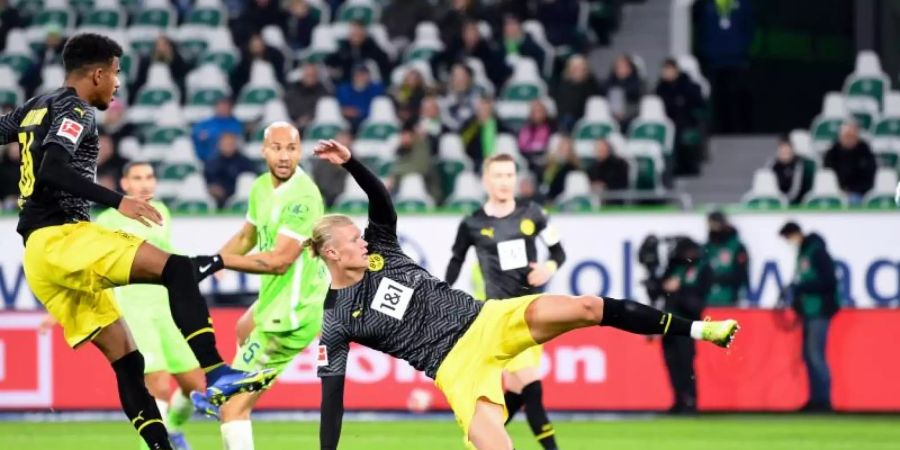 Weltklasse-Stürmer Erling Haaland (M) erzielt nur neun Minuten nach seiner Einwechslung das 3:1 gegen den VfL Wolfsburg. Foto: Swen Pförtner/dpa