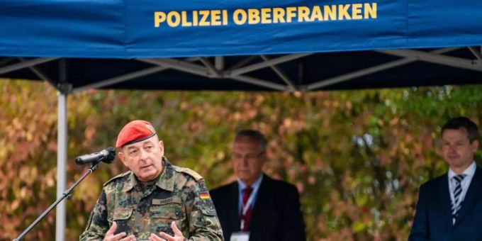 Generalmajor Carsten Breuer (l) ist für die Leitung des geplanten Corona-Krisenstabs im Gespräch. Foto: Nicolas Armer/dpa/Archiv Generalmajor Carsten Breuer (l) ist für die Leitung des geplanten Corona-Krisenstabs im Gespräch. Foto: Nicolas Armer/dpa/Archiv