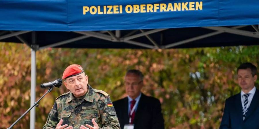 Generalmajor Carsten Breuer (l) ist für die Leitung des geplanten Corona-Krisenstabs im Gespräch. Foto: Nicolas Armer/dpa/Archiv