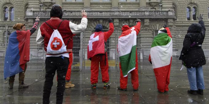 Menschen protestieren nach der Bekanntgabe der Ergebnisse während der Kundgebung der Gegner des Covid-19-Gesetzes, am Sonntag, 28. November 2021, auf dem Bundesplatz in Bern. Coronavirus Covid-19-Gesetz Gegner