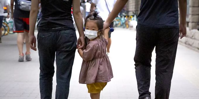 ARCHIV - Die Geburtenrate in China ist auf den niedrigsten Stand seit mehr als vier Jahrzehnten gefallen. Foto: Mark Schiefelbein/AP/dpa ARCHIV - Die Geburtenrate in China ist auf den niedrigsten Stand seit mehr als vier Jahrzehnten gefallen. Foto: Mark Schiefelbein/AP/dpa