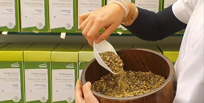 Mitarbeiterin am Herstellen einer persönlichen Teemischung. Ricken Drogerie Gommiswald