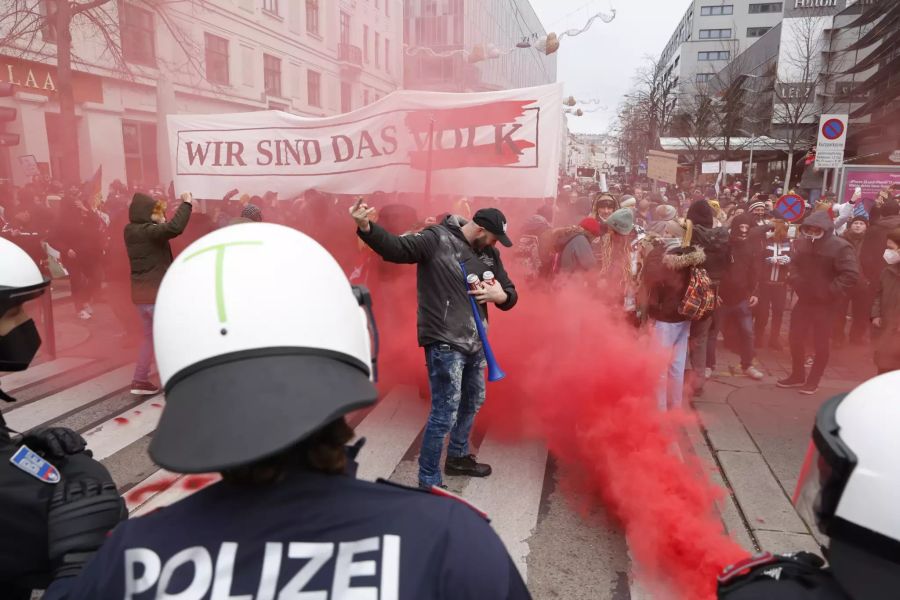 Polizeieinsatz bei einer Demonstration gegen die Corona-Massnahmen am Samstag, 04. Dezember 2021, in Wien.