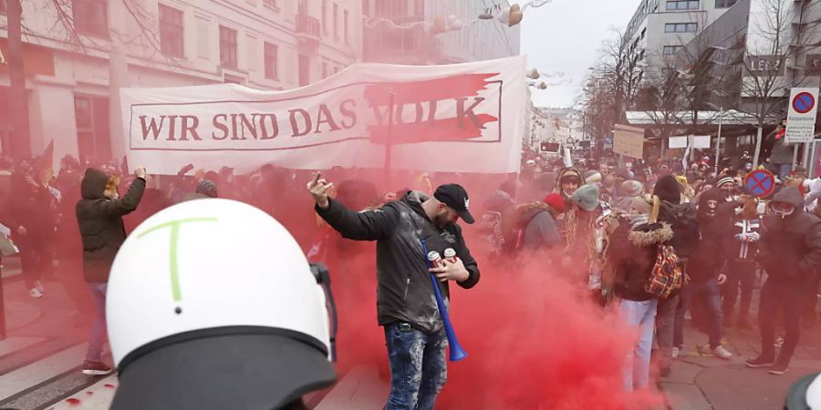 Demonstranten in Wien während eines Protest gegen die Corona-Massnahmen vor Polizisten. Foto: Florian Wieser/APA/dpa