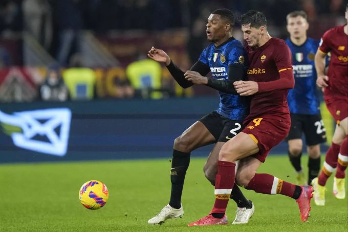 Romas Marash Kumbulla (r.) scheitert beim Versuch Inters Denzel Dumfries (l.) zu stoppen. (Symbolbild) Italy Soccer Serie A