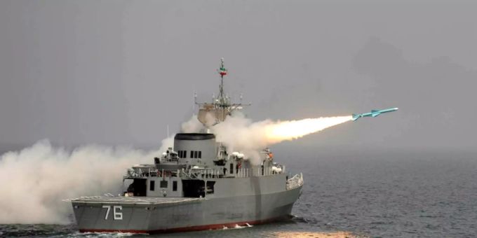 Kriegsschiff des iranischen Militärmanövers Kriegsschiff des iranischen Militärmanövers