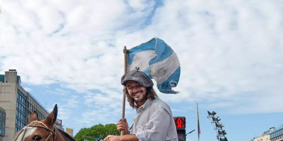 Marcos Villamil mit seinen drei Pferden: Rund 8600 Kilometer hat der 29-Jährige auf seiner Reise durch Argentinien zurückgelegt. Nach 14 Monaten im Sattel kehrt er nun nach Buenos Aires zurück. Foto: Florencia Martin/dpa