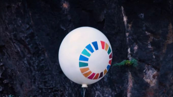 Ein Ballon mit dem «Great Reset»-Symbol nimmt im Video der Freiheitstrychler eine zentrale Rolle ein. Ballon Trychler
