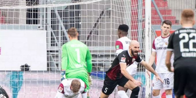 Ingolstadts Nico Antonitsch (r) dreht jubelnd ab, nachdem er gegen Dresdens Torwart Kevin Broll das 1:0 erzielt hat. Foto: Matthias Balk/dpa Ingolstadts Nico Antonitsch (r) dreht jubelnd ab, nachdem er gegen Dresdens Torwart Kevin Broll das 1:0 erzielt hat. Foto: Matthias Balk/dpa
