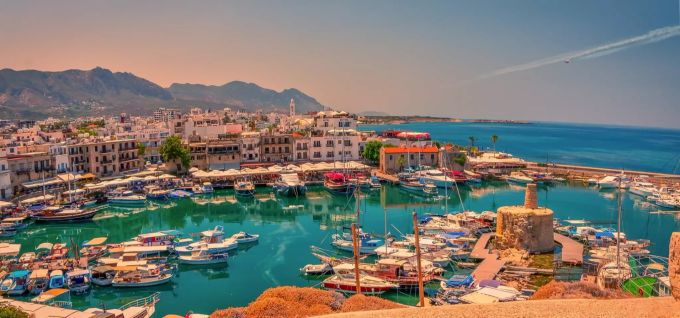 Kyrenia ist eine Stadt an der Nordküste Zyperns, die bekannt für ihre kopfsteingepflasterte Altstadt ist. TUI