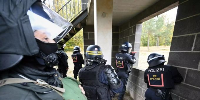 Polizeibeamte bei Übung Polizeibeamte bei Übung
