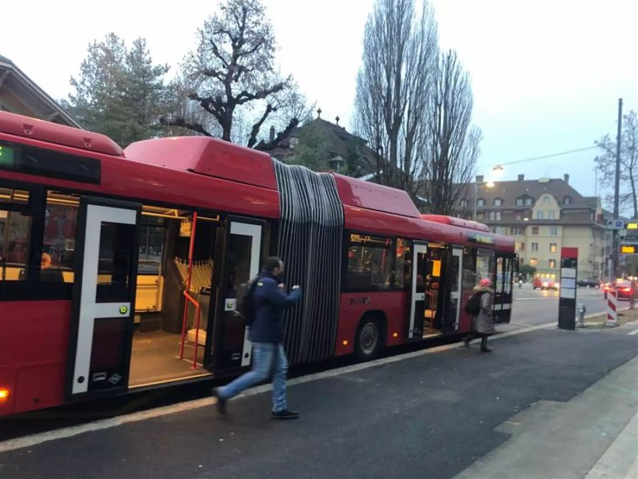 Deutlich weniger Leute waren in Bern unterwegs. Hier an der 10er-Linie zwischen Ostermundigen BE und Köniz BE.