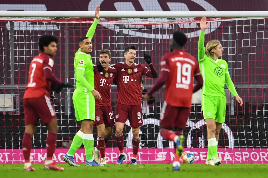 Thomas Müller und Robert Lewandowski jubeln im Spiel gegen Wolfsburg schon nach wenigen Minuten.