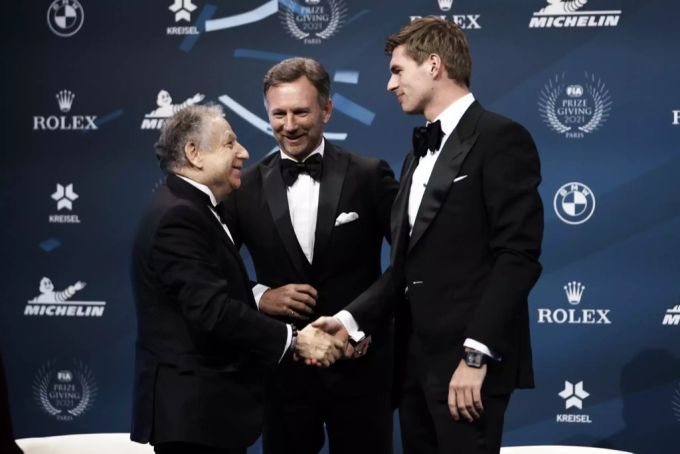 Jean Todt mit WM-Gewinner Max Verstappen und Red-Bull-Teamchef Christian Horner. Jean Todt